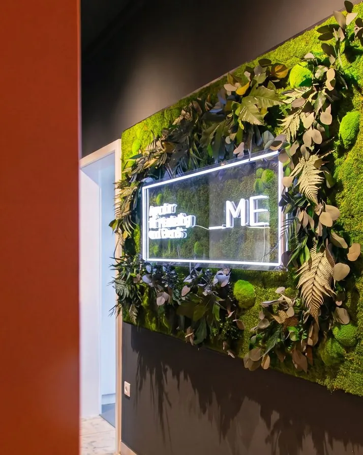 Moos Wand mit Logo bei Agentur ME in Ulm