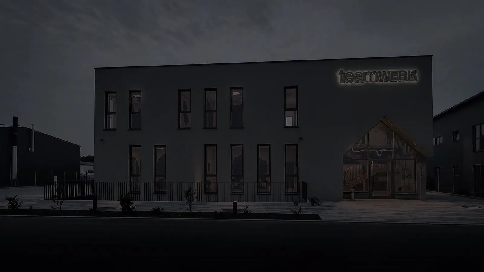 Das teamWERK in Erolzheim in der Dämmerung